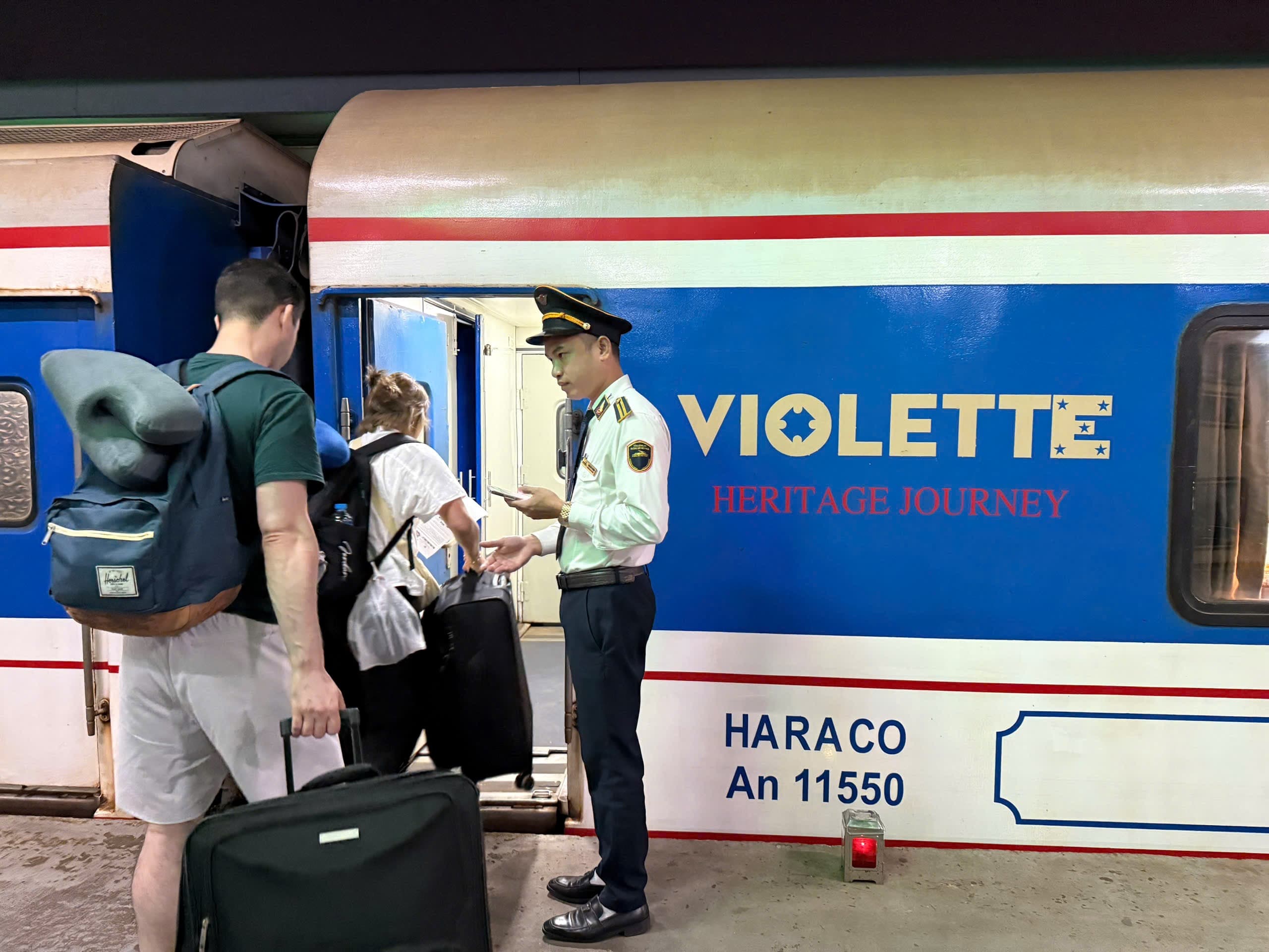 Nhân viên Violette chào đón hành khách